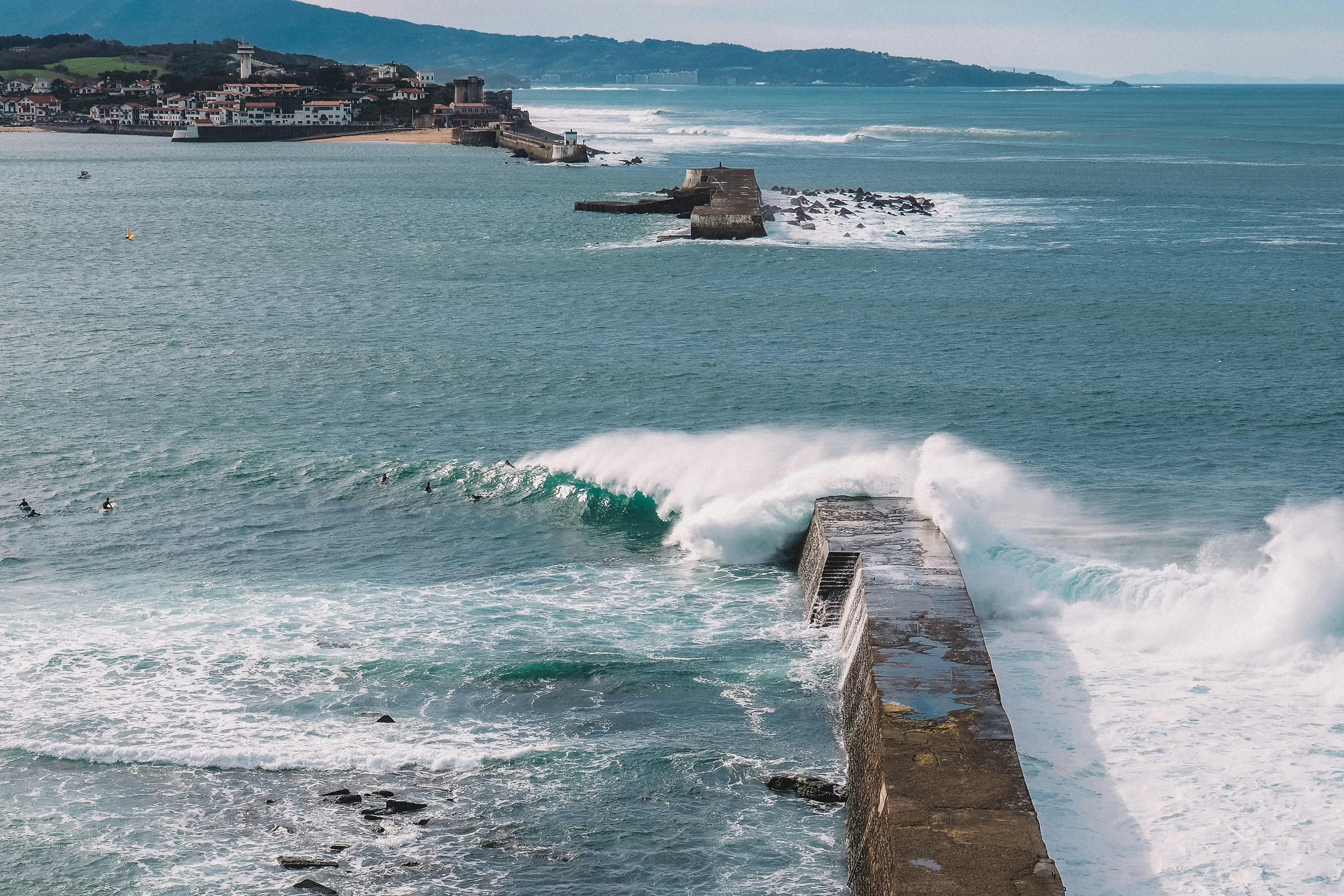 muelle de madera marrón en el mar durante el día