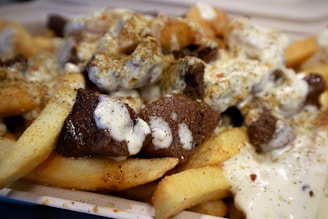Close-up of a freshly made kapsalon with melted cheese and crispy fries.