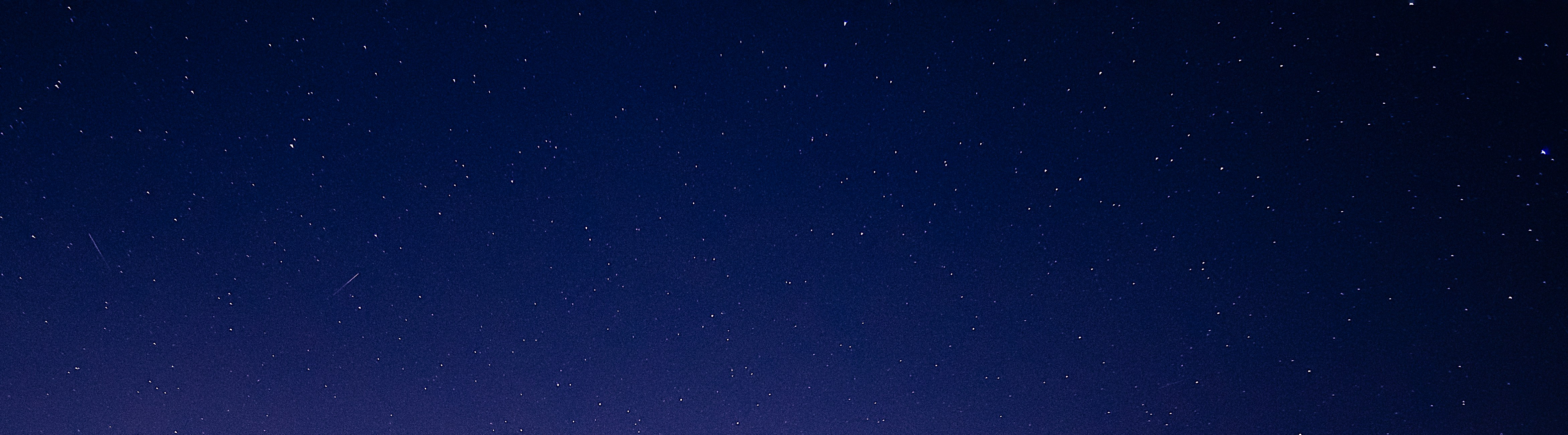 Yengeç burcu sembolü ve Merkür retrosunu temsil eden kozmik bir arka plan üzerinde, geçmişe bakışı ve içsel yüzleşmeyi simgeleyen mistik bir illüstrasyon.