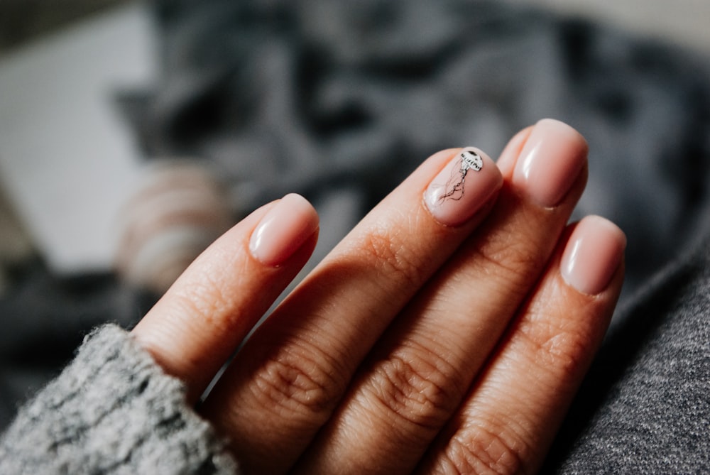 persona con anillo de plata en el dedo