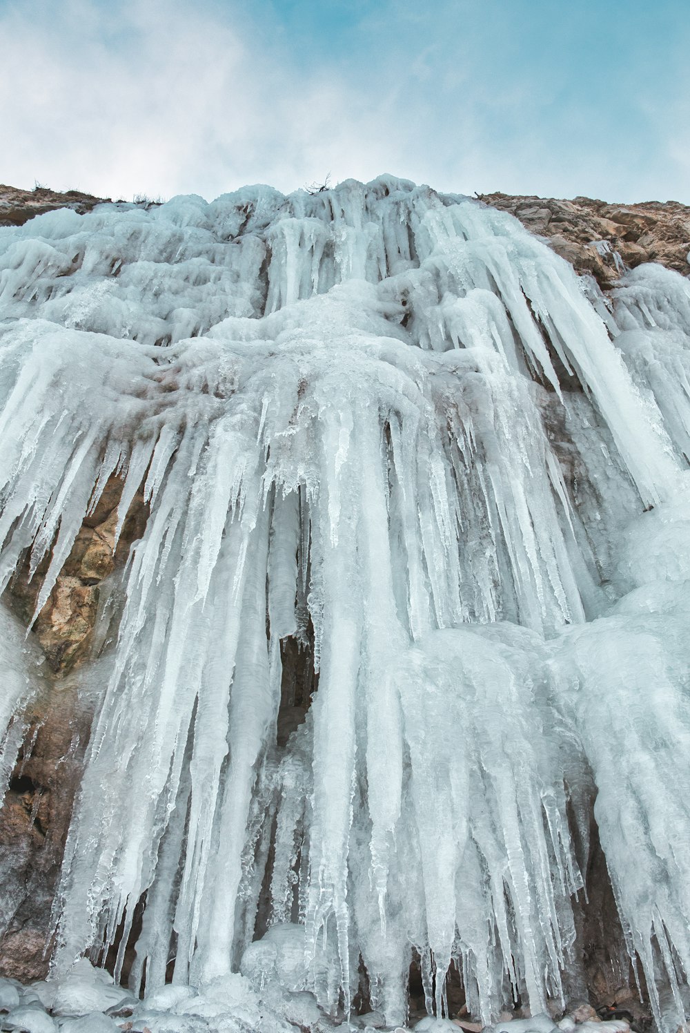 Glace blanche sur roche brune