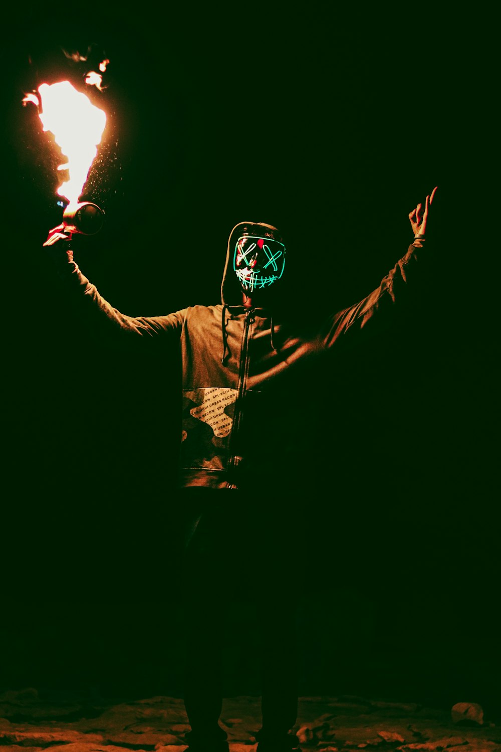 Mann im braunen Rundhals-T-Shirt mit Maske