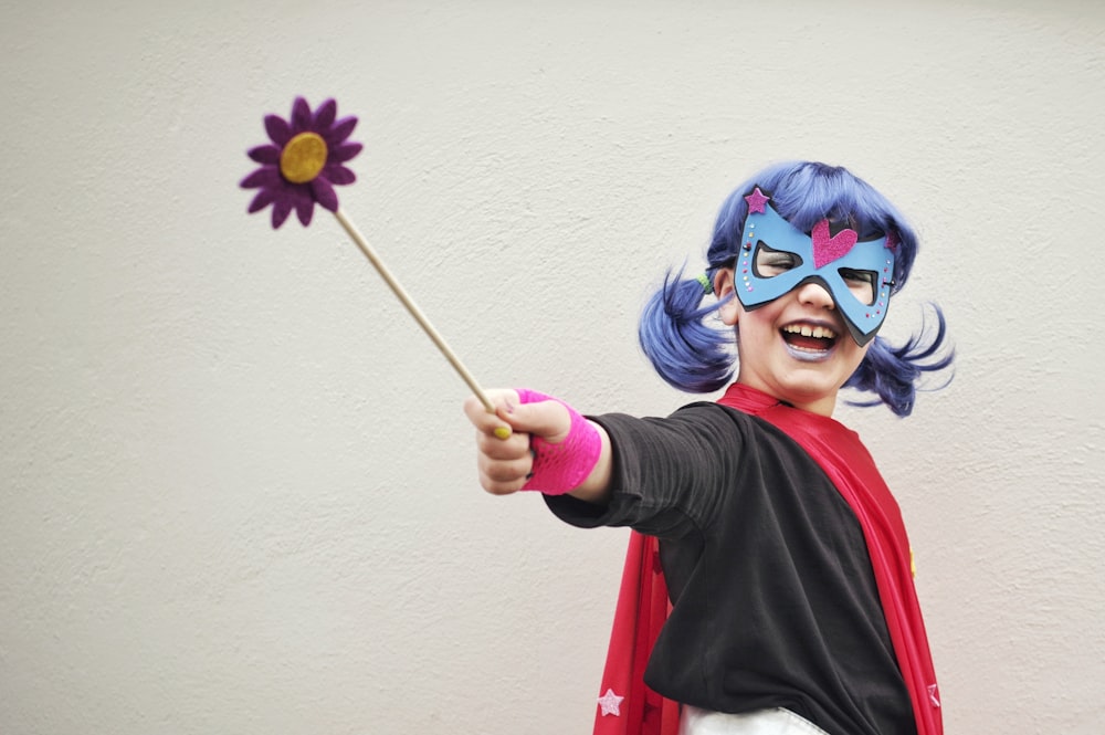 Frau in schwarz-rotem Langarmhemd mit blauen und lila Haaren