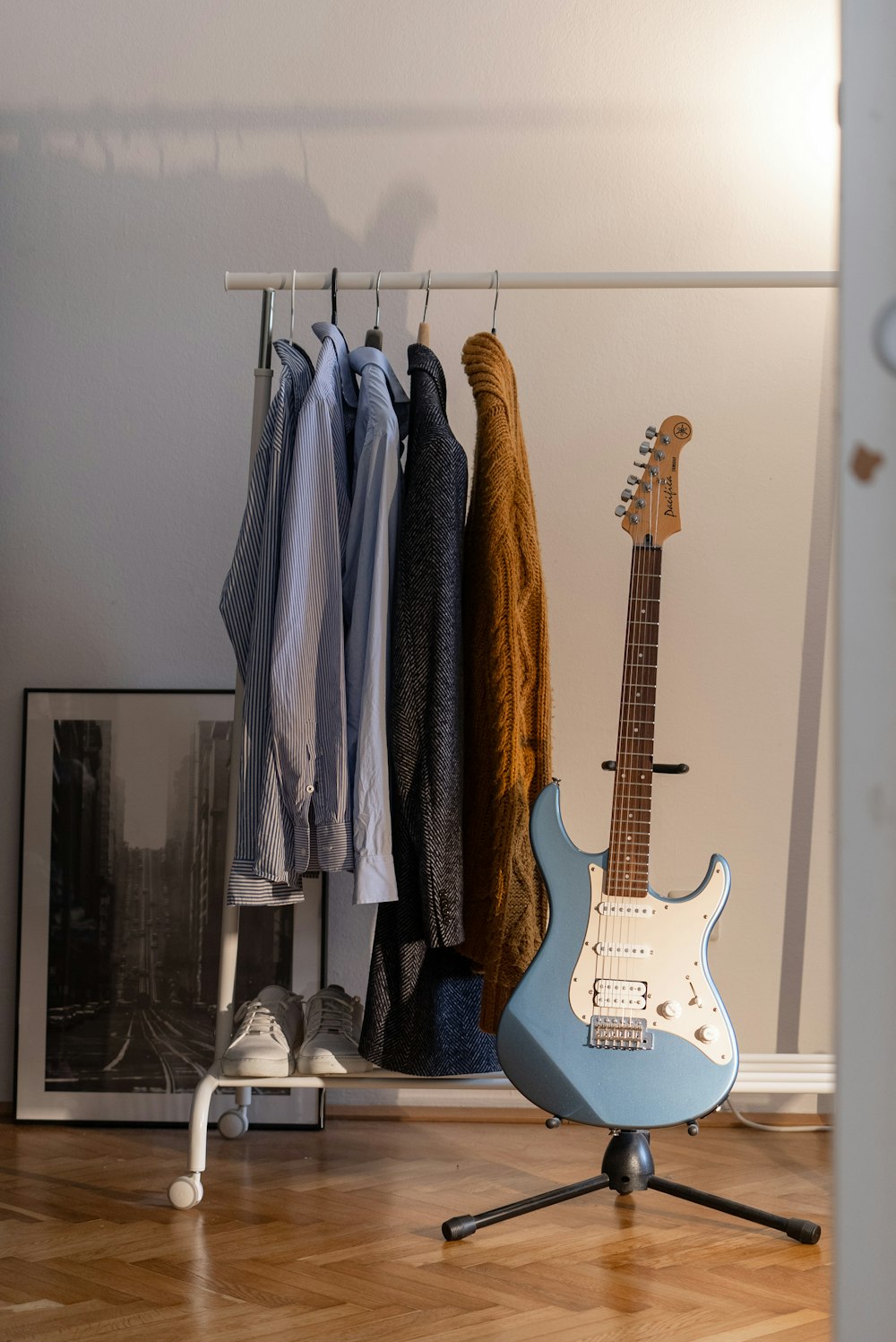 brown and white stratocaster electric guitar