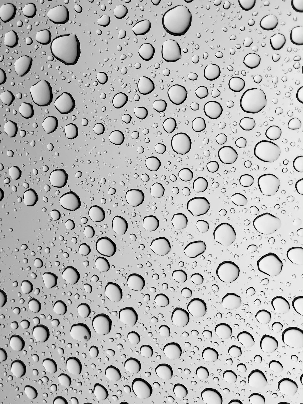 gotículas de água na superfície cinzenta