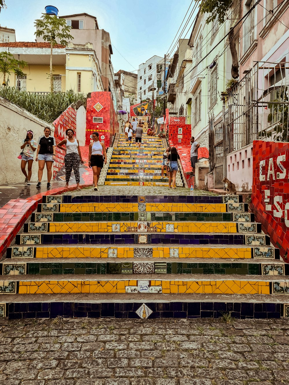 persone che camminano per strada durante il giorno