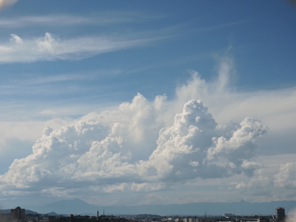 昼間の白い雲と青い空