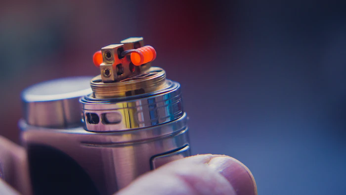 Person holding a vape pod device