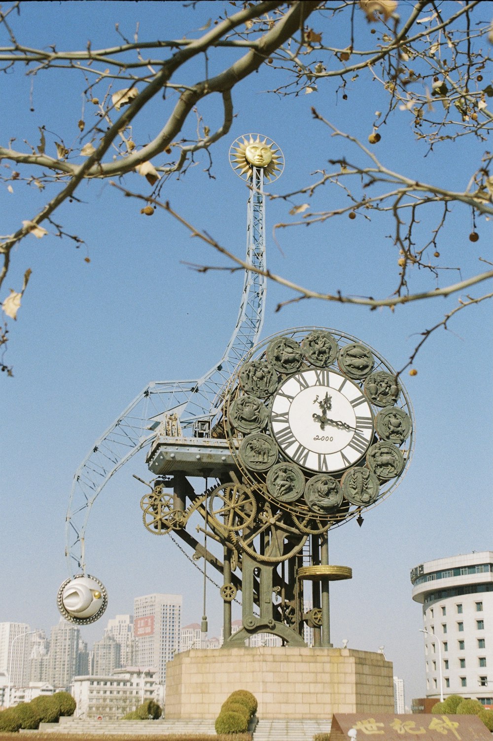 weiß-schwarzes Riesenrad unter blauem Himmel tagsüber