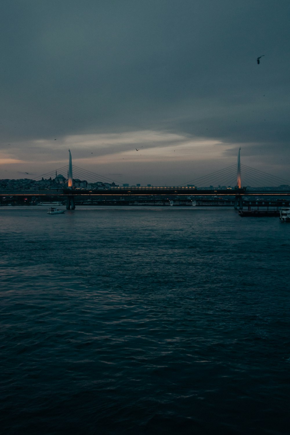 Brücke über das Meer tagsüber