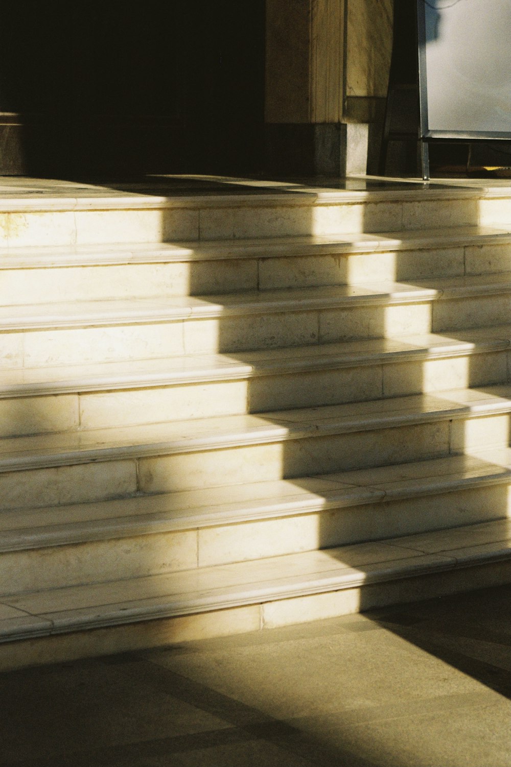 escadas de concreto branco durante o dia