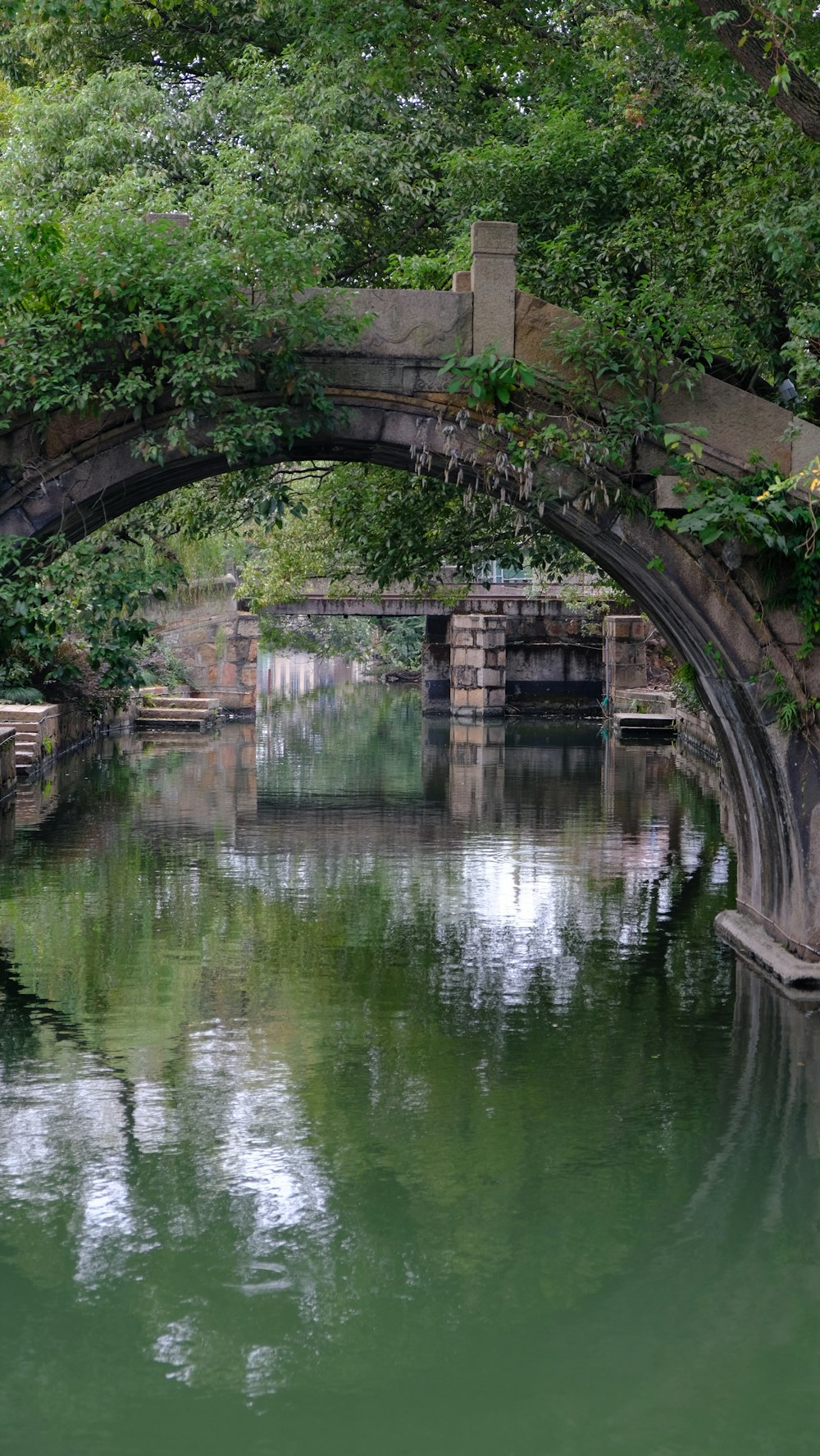 Braune Bogenbrücke über den Fluss