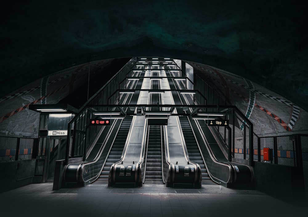 un escalator dans une station de métro la nuit