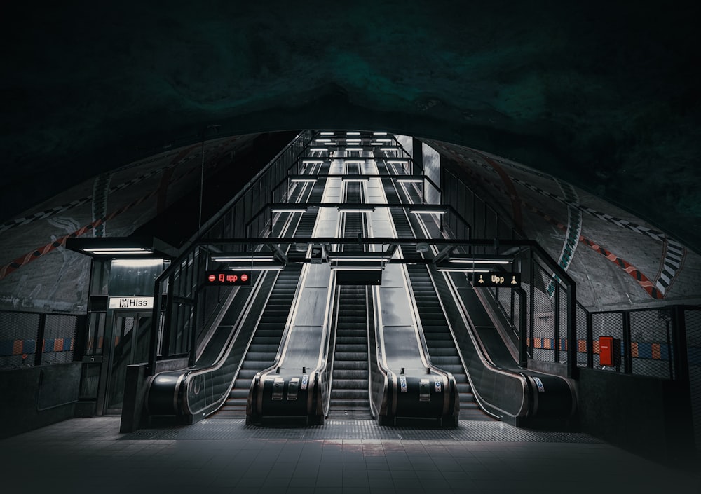 uma escada rolante em uma estação de metrô à noite