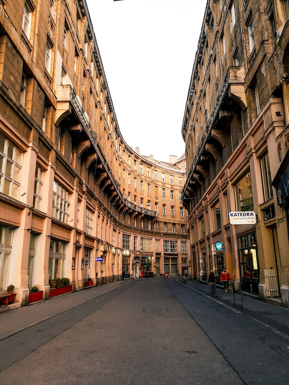 edificio in cemento marrone durante il giorno