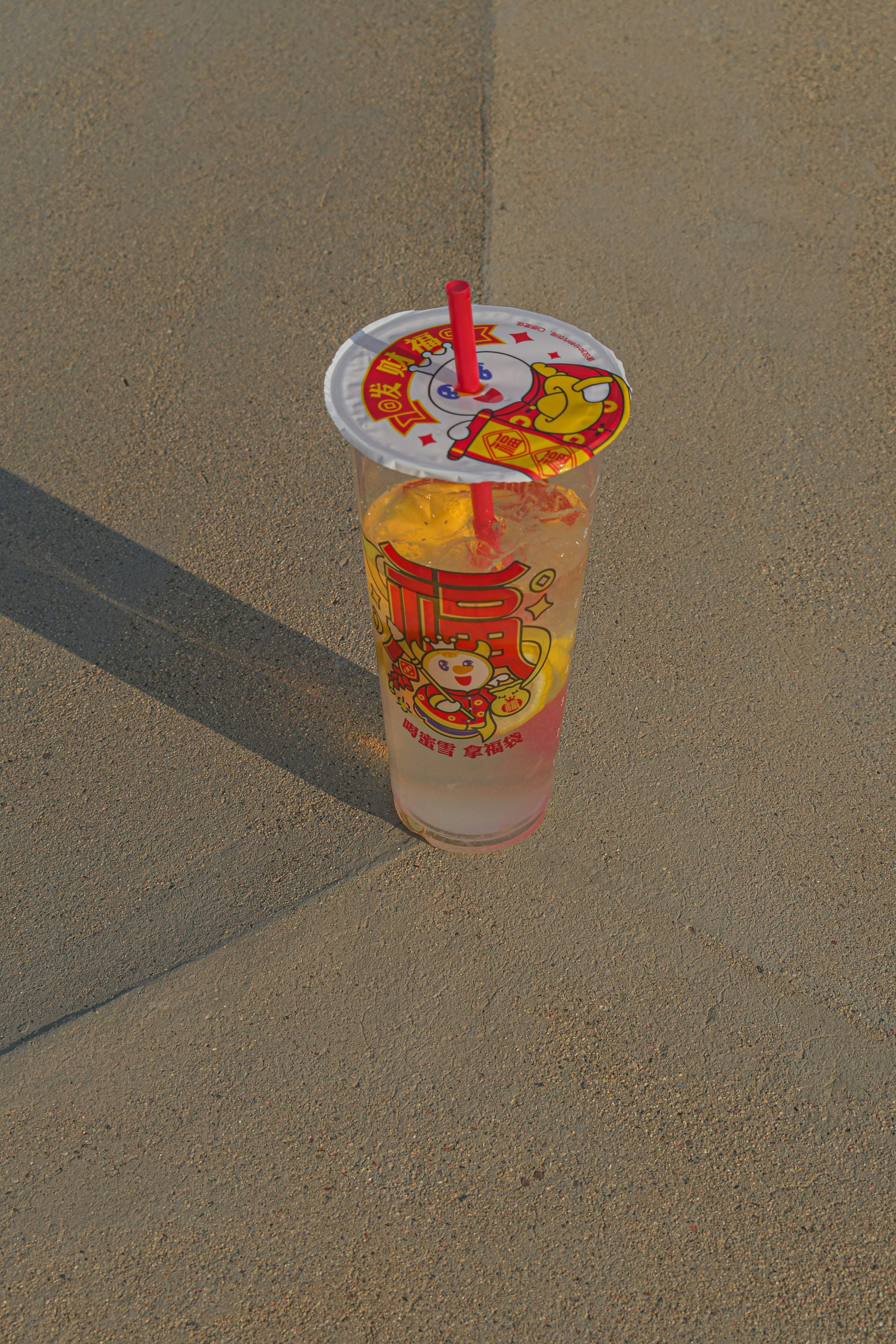 clear plastic cup with red straw