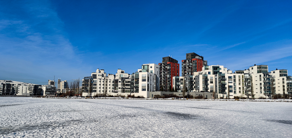 Stadtgebäude in der Nähe von Gewässern tagsüber