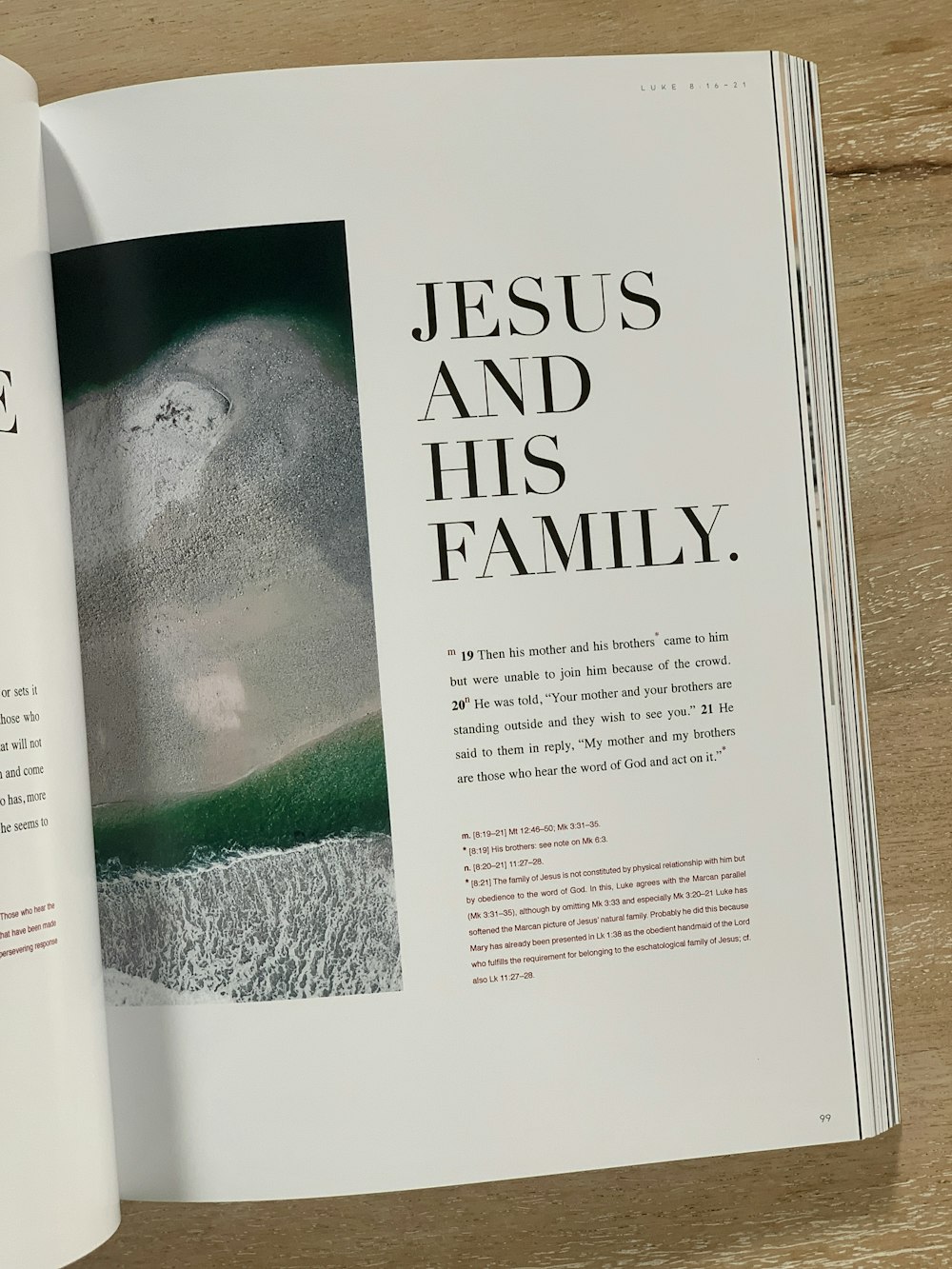Un libro aperto su una pagina con un'immagine di Gesù e della sua famiglia