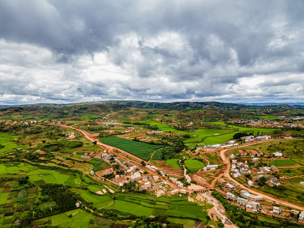 Vista aérea del campo de hierba verde bajo el cielo nublado durante el día