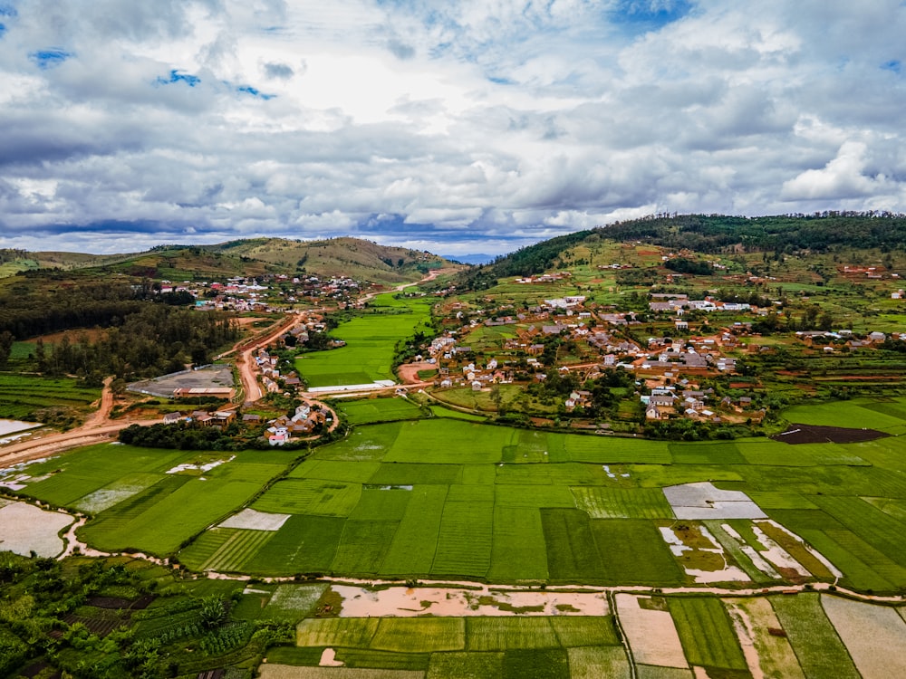 Vista aérea del campo de hierba verde bajo el cielo nublado durante el día