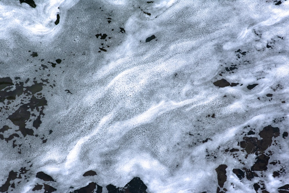 neve bianca su sabbia bianca