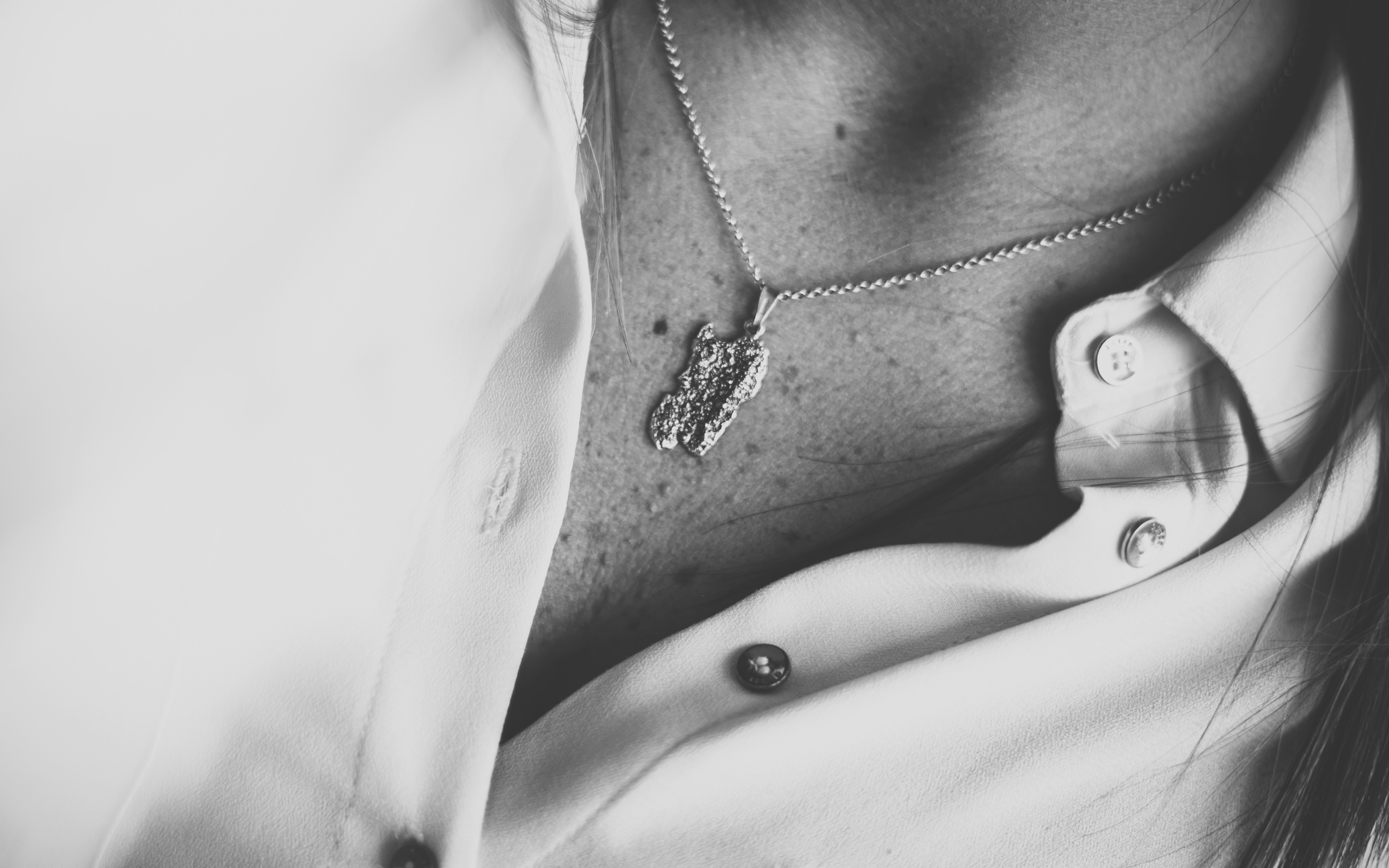 Graustufenfoto einer Frau mit Halskette