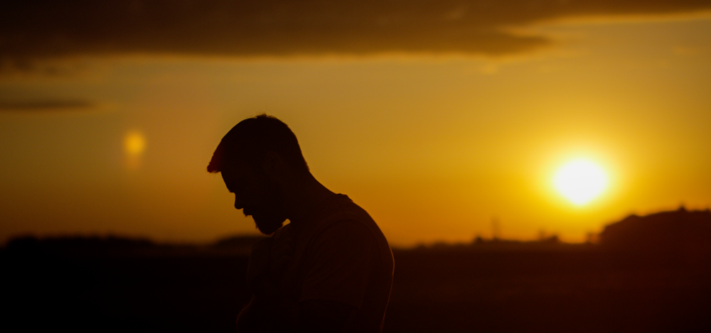 Silhouette des Menschen bei Sonnenuntergang