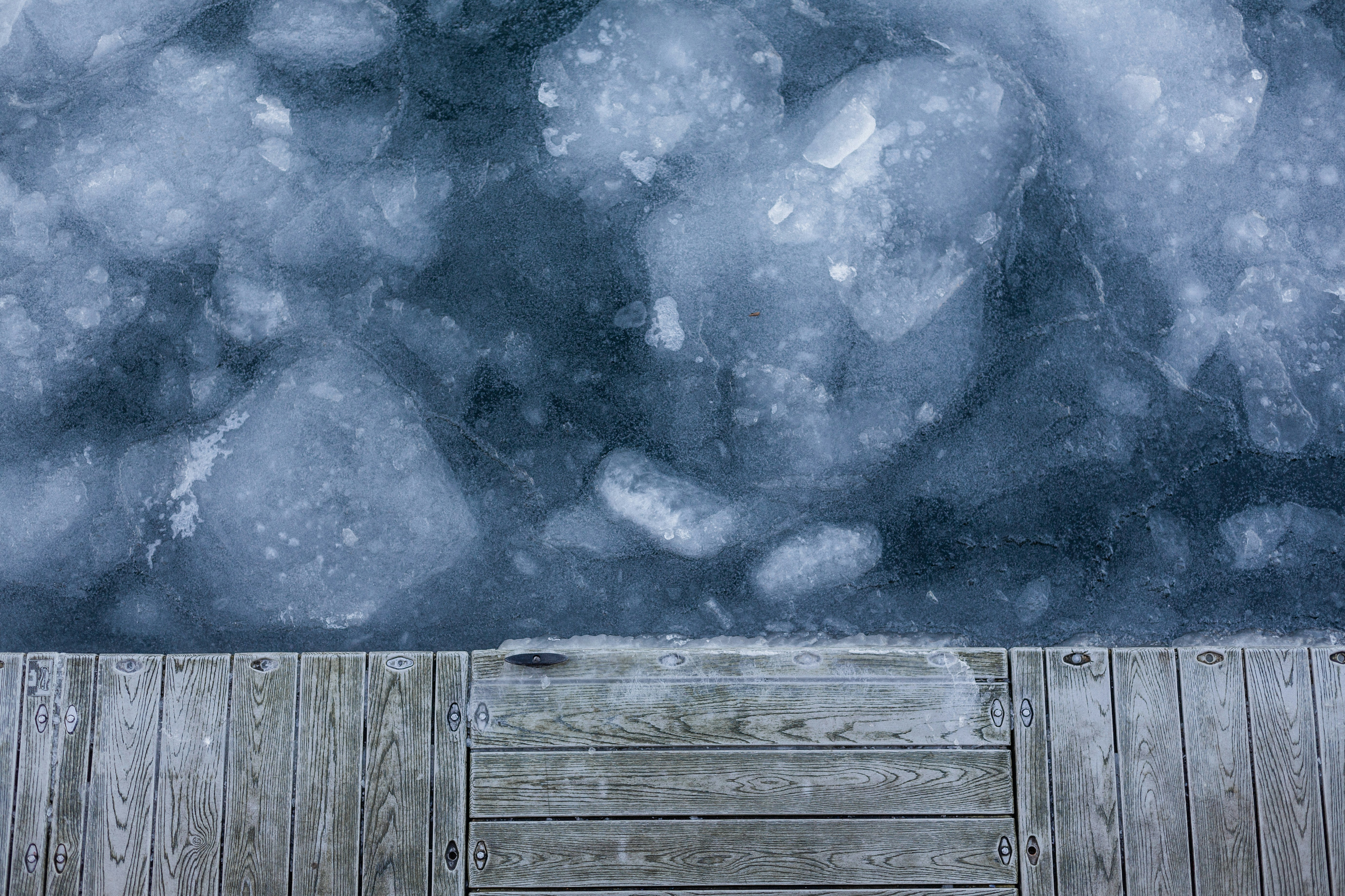 brown wooden plank on brown sand - 配图