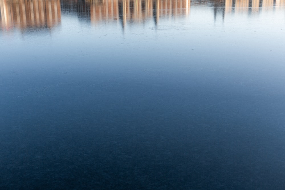 plan d’eau pendant la nuit