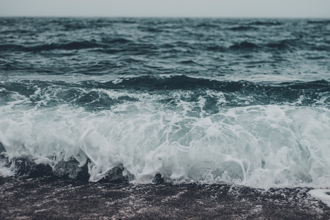 ocean waves crashing on shore during daytime