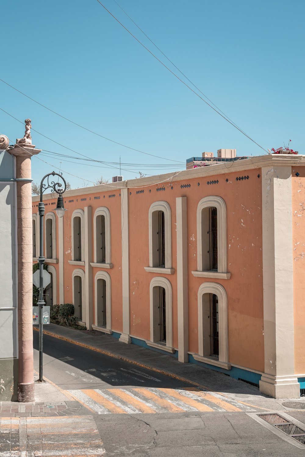 Edificio de hormigón marrón y blanco durante el día