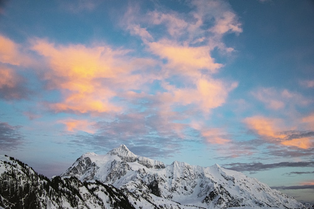 Schneebedeckter Berg tagsüber unter bewölktem Himmel