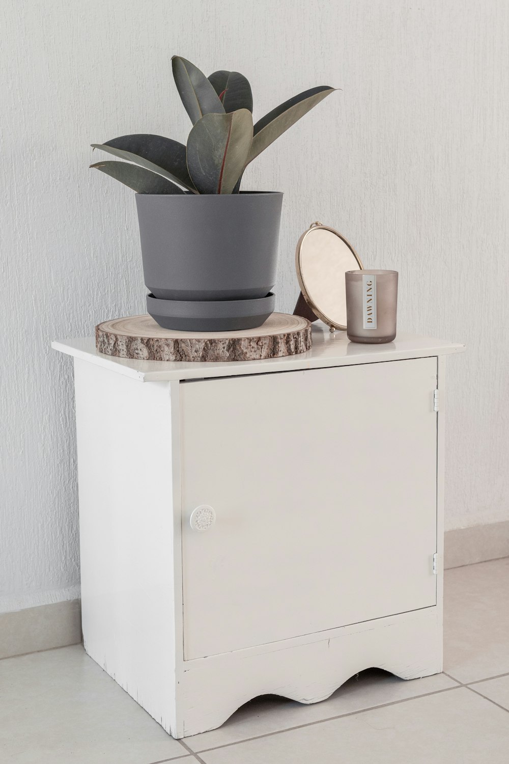 Tazza in ceramica bianca e marrone su mobile in legno bianco