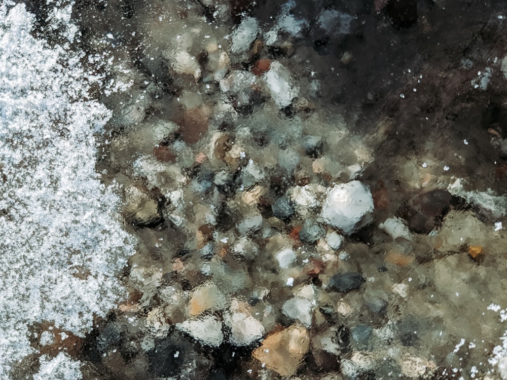 Fragmentos de piedra blanca, gris y marrón