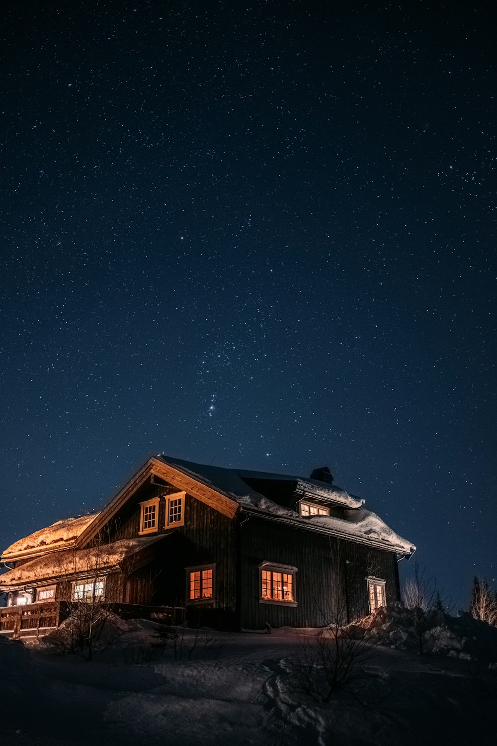夜の青空に覆われた茶色い木造住宅