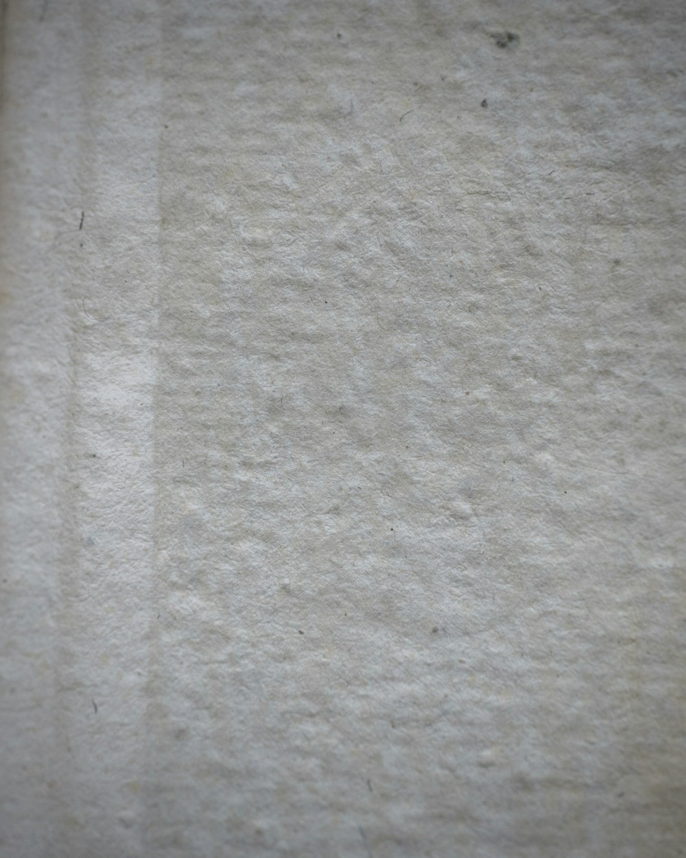 weißes Textil auf braunem Holztisch