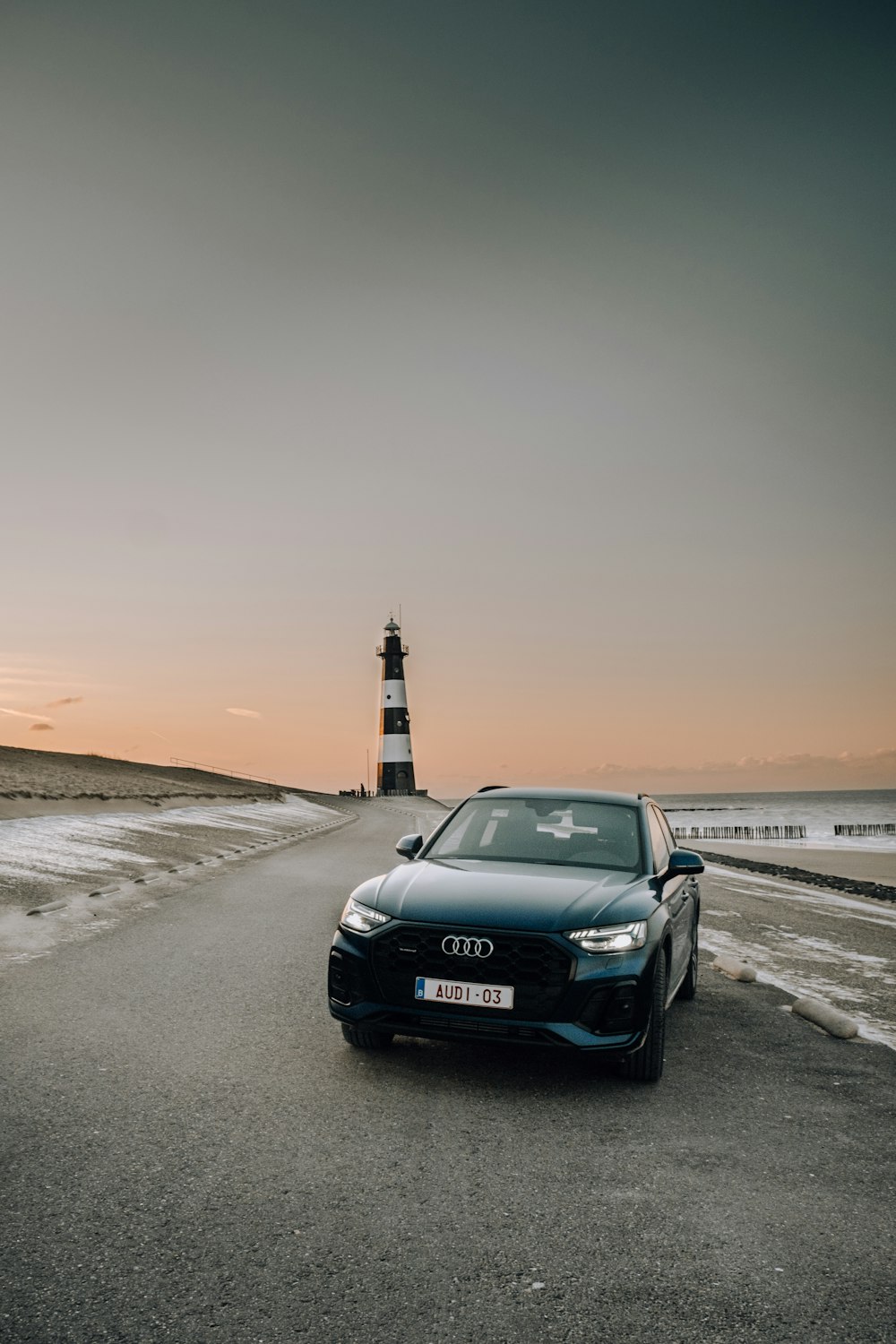 Audi A 4 noire sur une plage