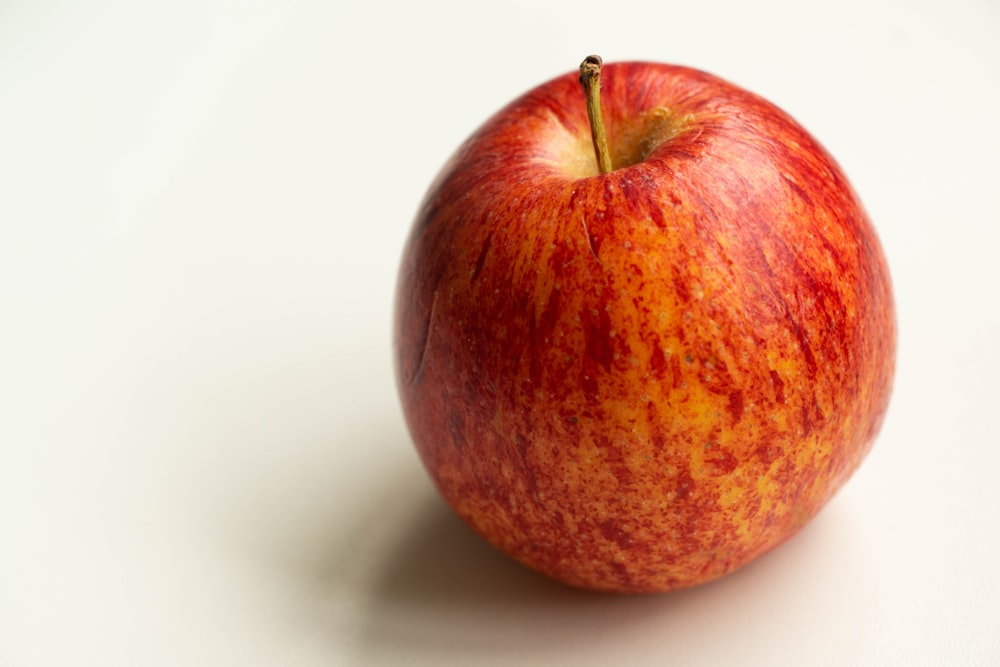 fruta da maçã vermelha na mesa branca