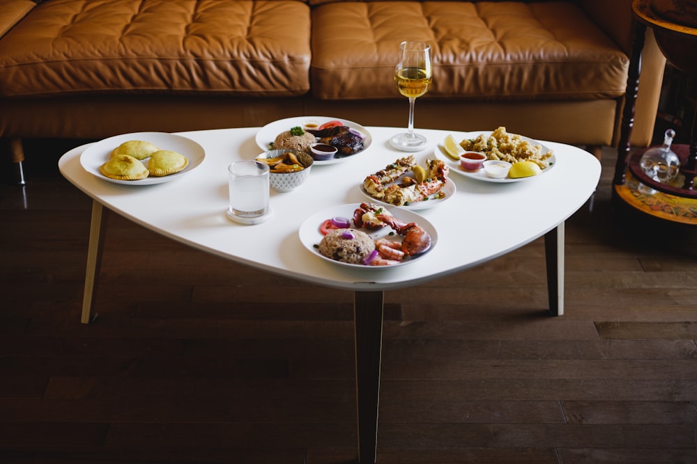 Assiette en céramique blanche sur table en bois blanc