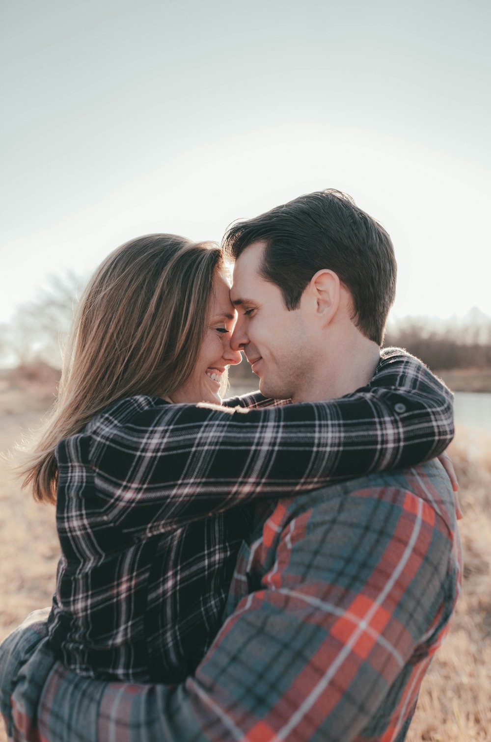 homme et femme s’embrassant pendant la journée