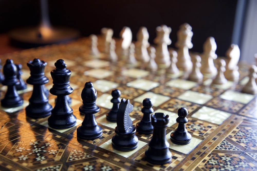 pieza de ajedrez negra en tablero de ajedrez