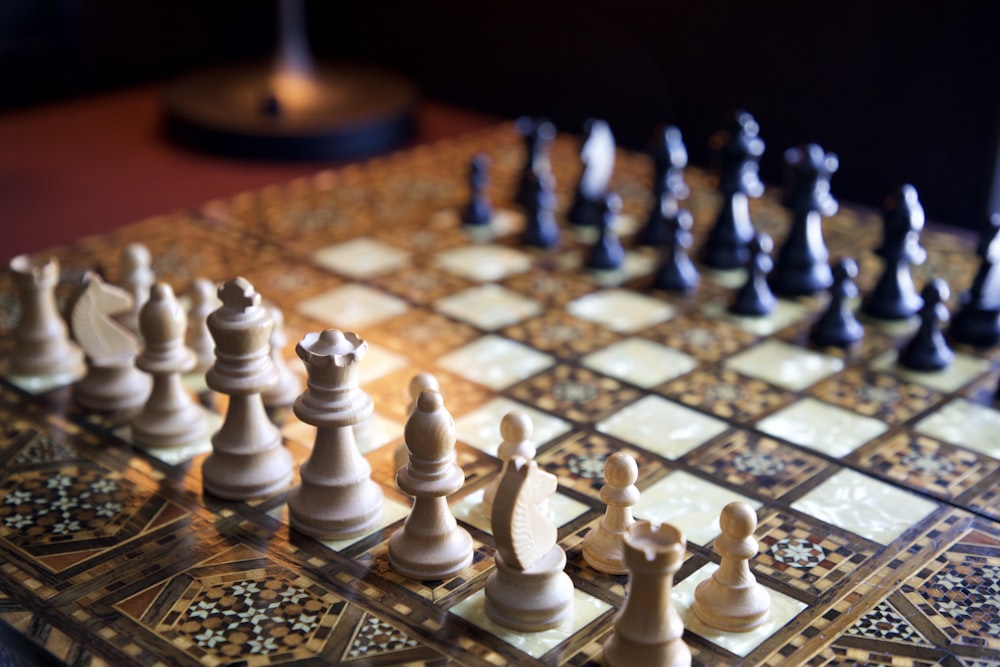Weiße Schachfiguren auf Schachbrett