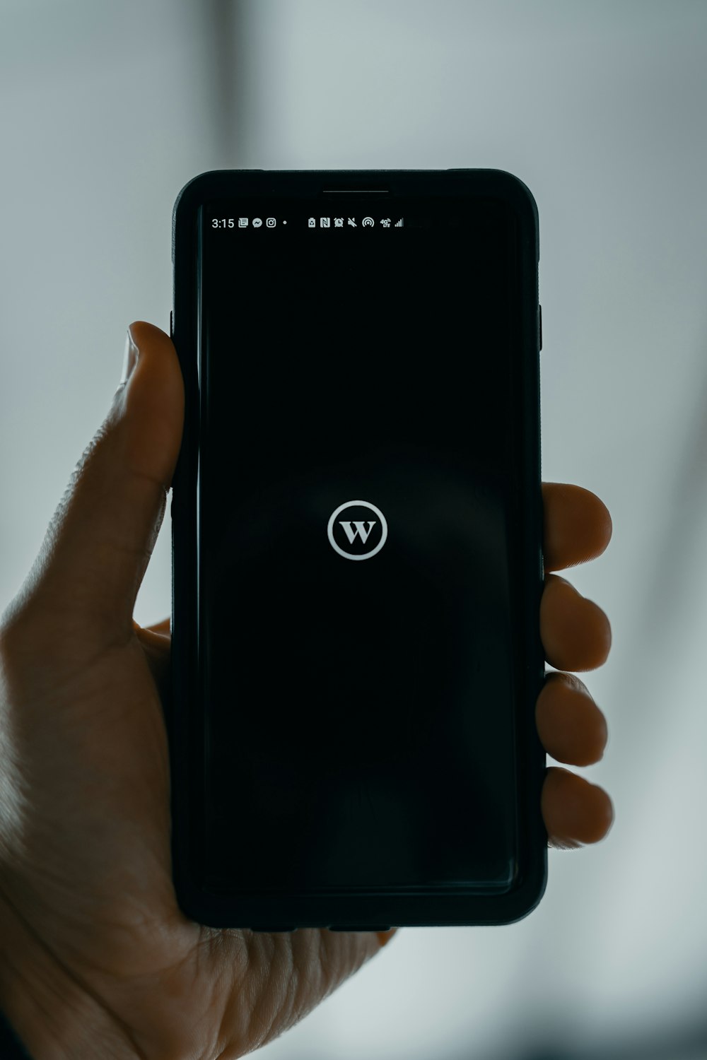 Teléfono inteligente LG Android negro encendido Mostrando 9