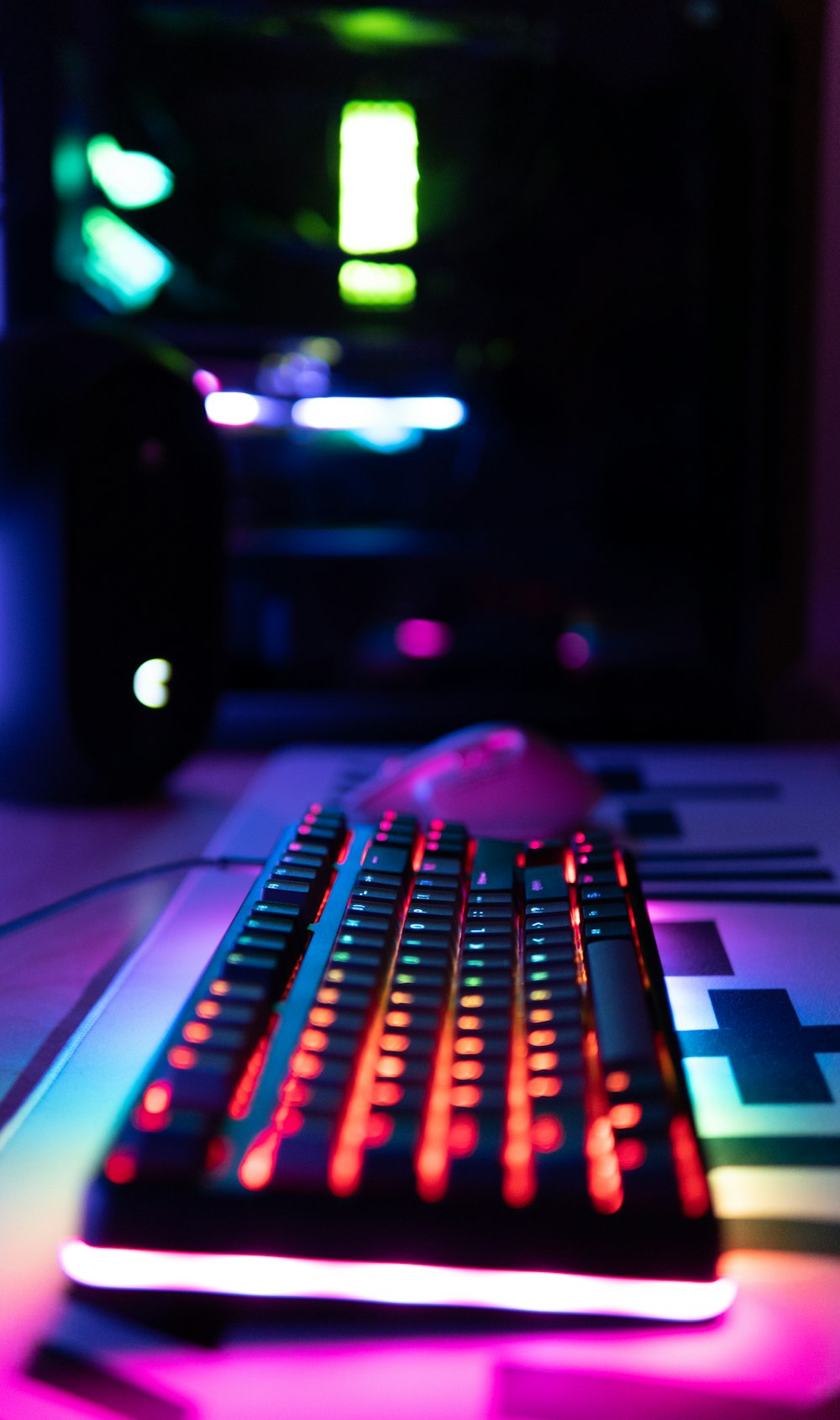 Tận hưởng trải nghiệm sử dụng bàn phím máy tính vô cùng đẳng cấp với bàn phím màu đen trên bàn gỗ nâu. Sự kết hợp tuyệt vời giữa độ sang trọng và hiện đại cho phép bạn tối đa hóa trải nghiệm sử dụng bàn phím của mình. Xem hình ngay để tìm kiếm cho mình ấn tượng với bàn phím máy tính này nhé!
