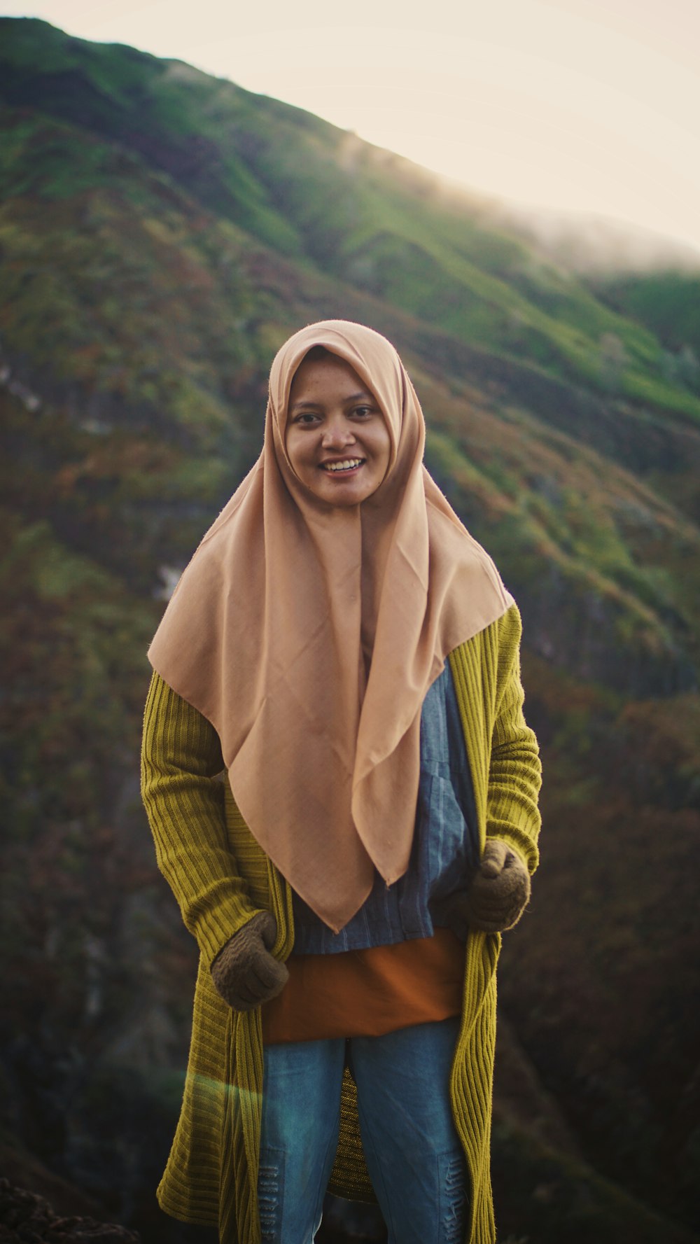 Frau in braunem Hijab und grünem Langarmhemd