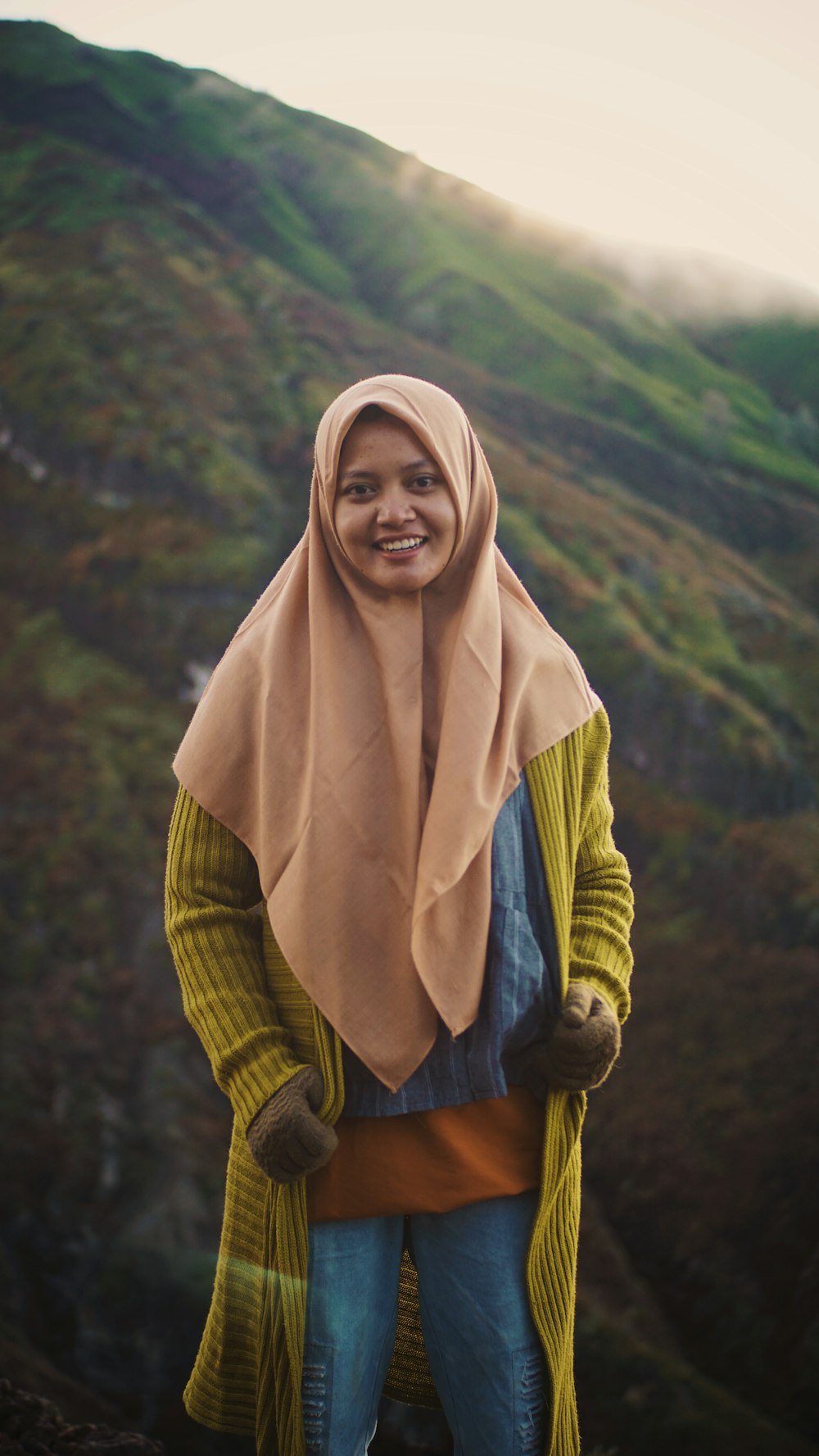 Femme en hijab marron et chemise à manches longues verte