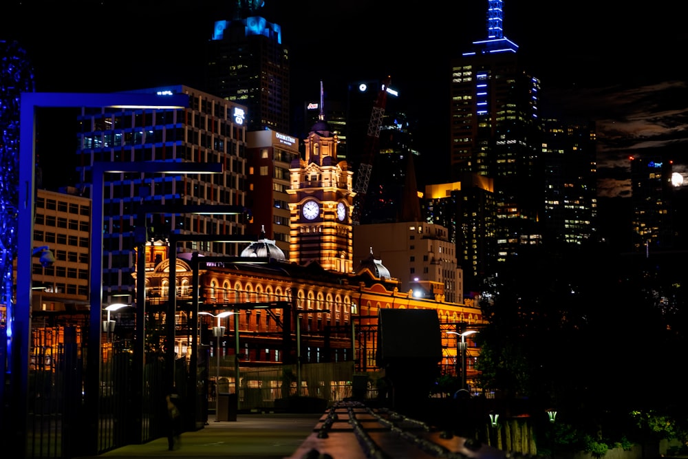 edificios de la ciudad durante la noche