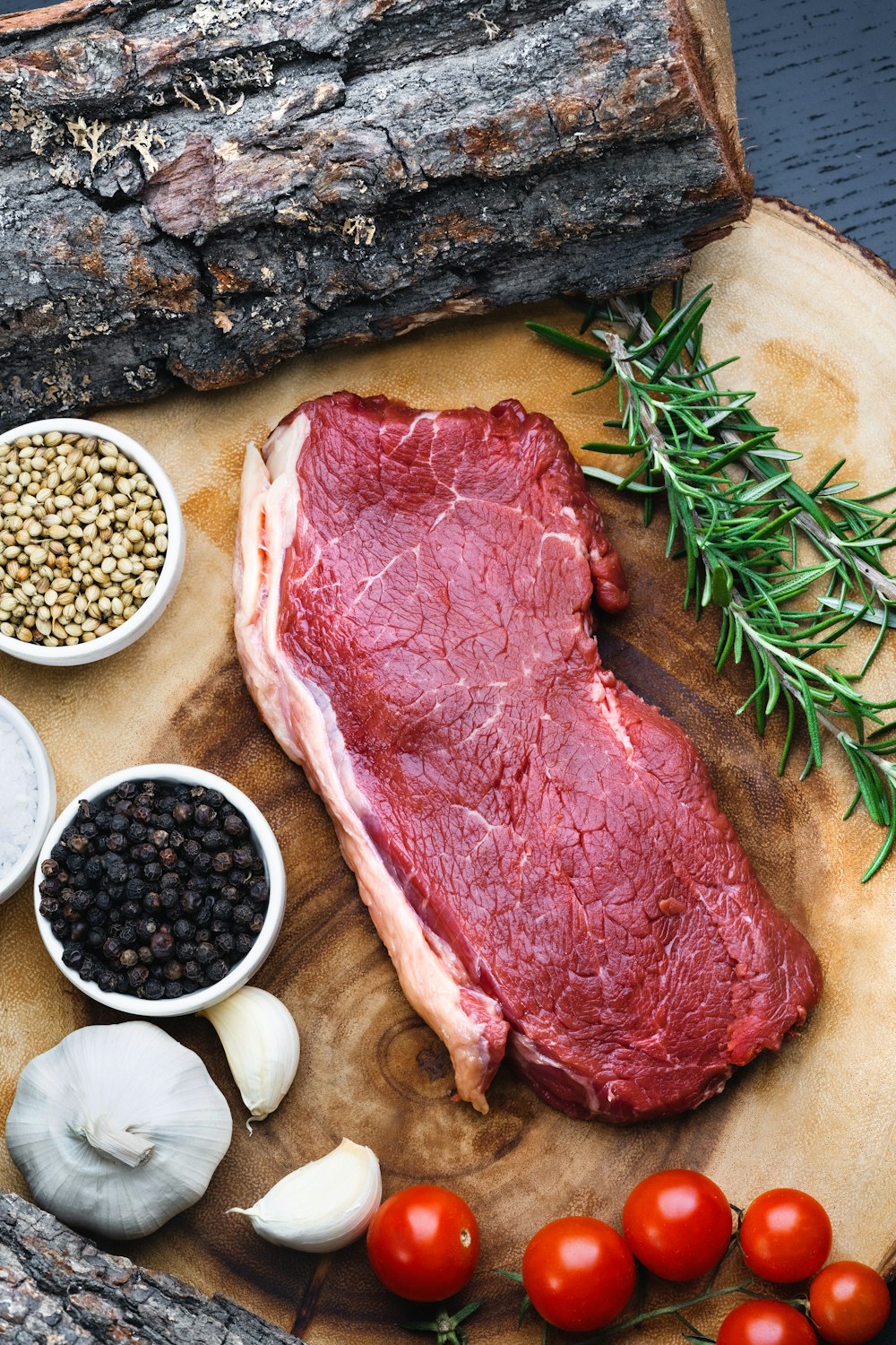 carne crua na tigela de cerâmica branca