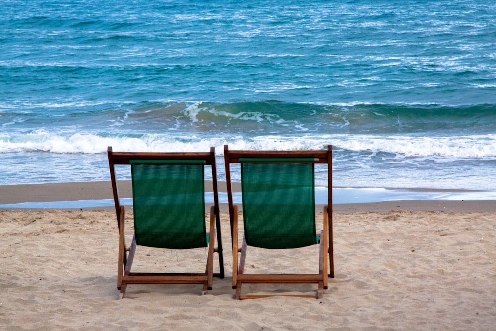 chaise en bois marron sur le rivage de la plage pendant la journée