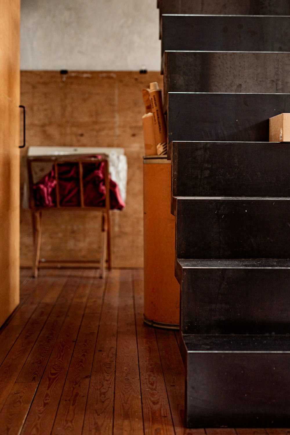 Escalera de madera negra y marrón